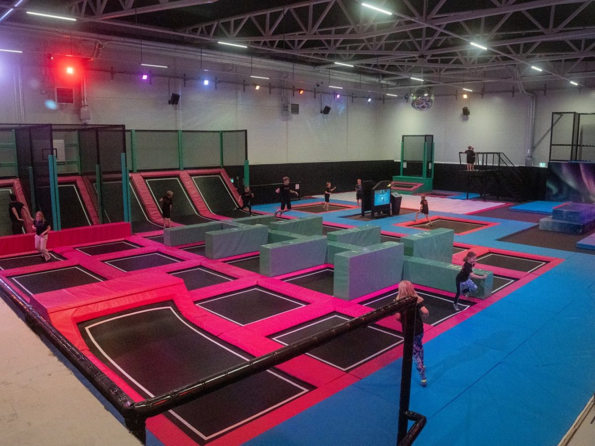 Main Court på FlipIt med rosa trampoliner, gröna hinder och blå gångar.