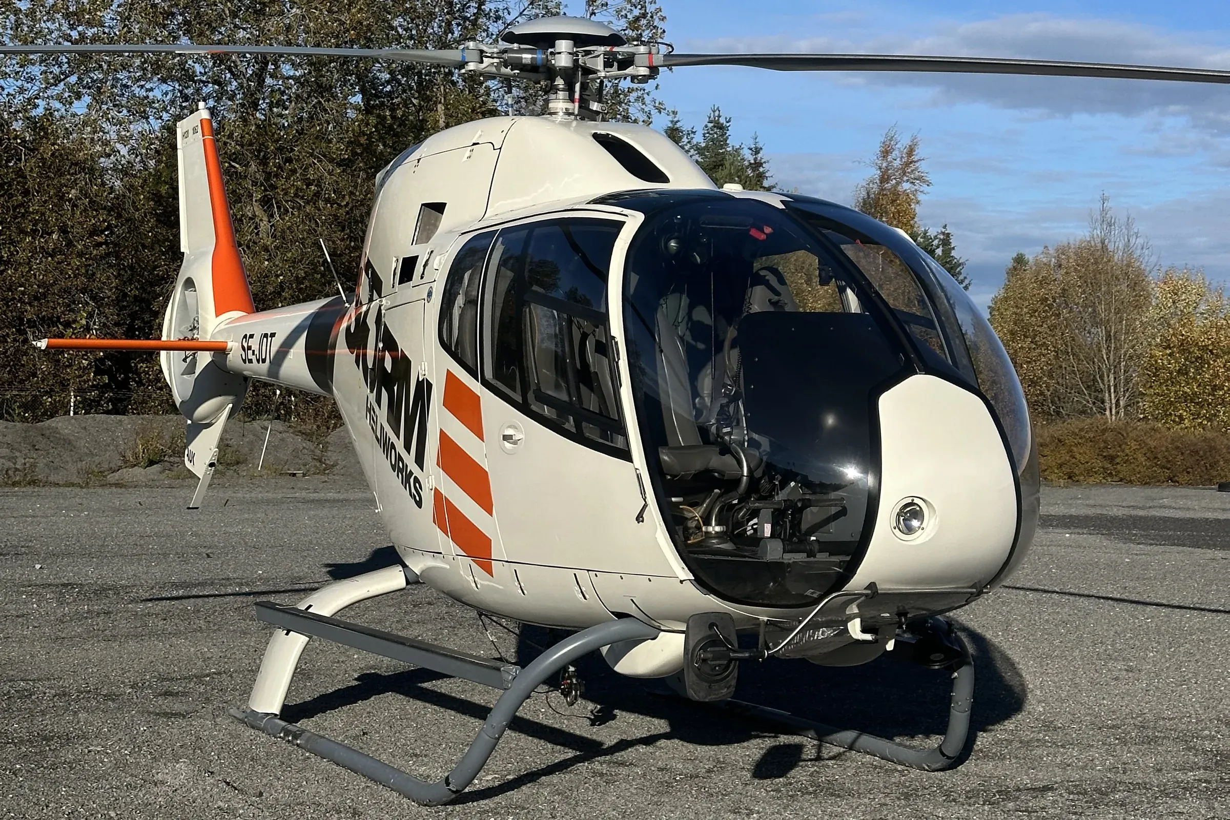 Storm Heliworks helikopter i höstsol
